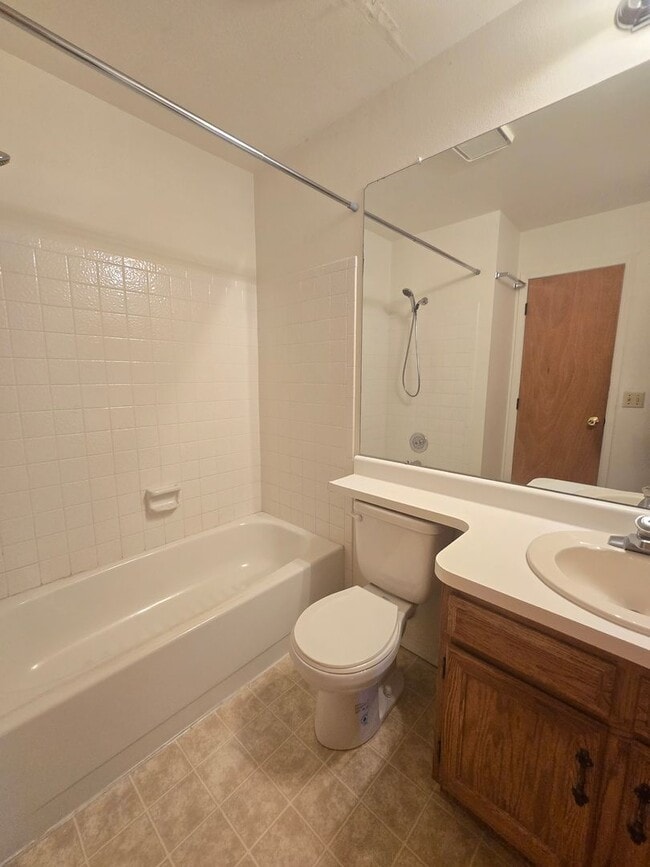 Building Photo - 2 Bedroom Townhome