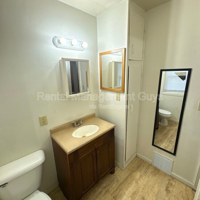 Building Photo - 3955 N Girard Ave