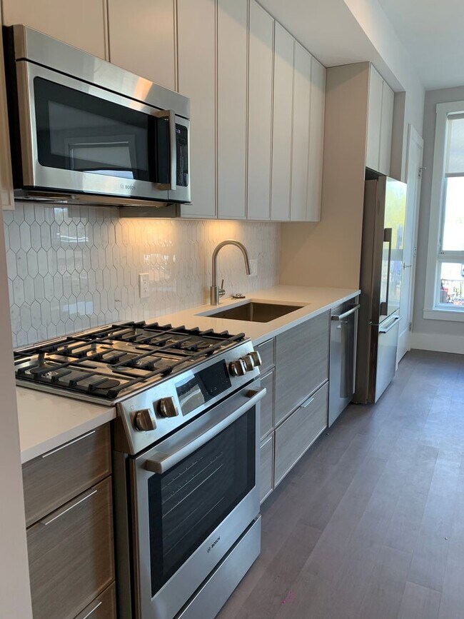 Building Photo - SEPTEMBER 1 - 1 bedroom apartment In Jamai...