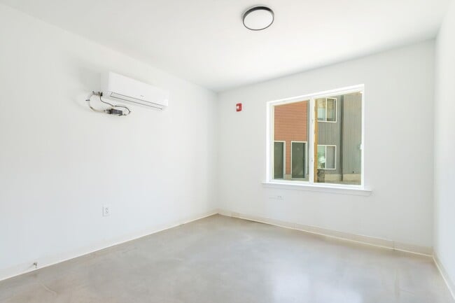 Building Photo - 3003 W Glenwood Ave
