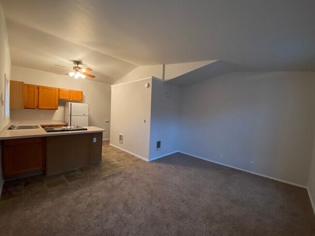 Building Photo - 5998a