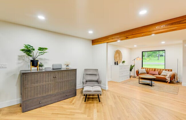 Building Photo - 930 Downey Dr