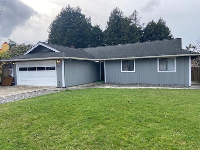 Building Photo - Excellent eastside location, 3/2, fenced yard, 2 car garage