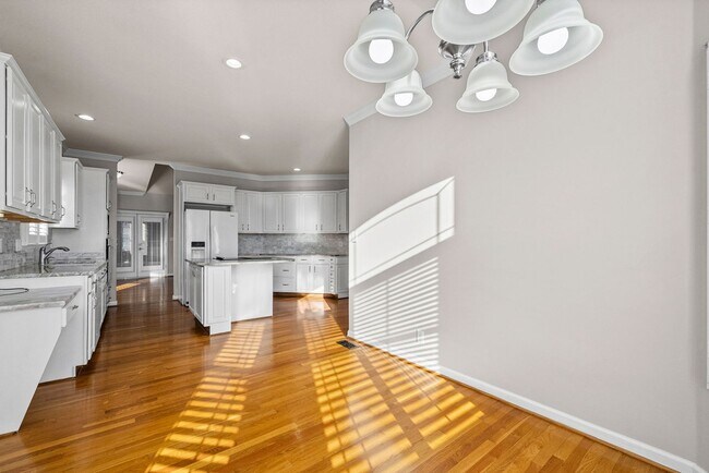 Building Photo - 3 Bedroom 2 Bath Pet Friendly Home For Rent with Community Pool Access!
