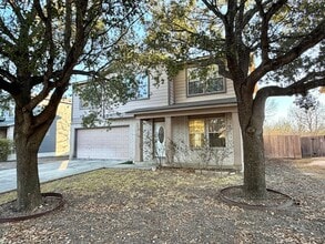 Building Photo - Spacious 3 Bed / 2.5 Bath Home with Large Yard & Lawn Care Included