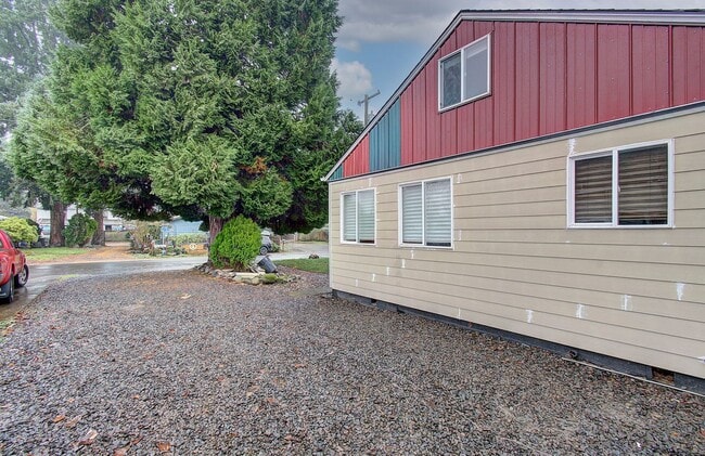 Building Photo - Charming 1+bd, 1ba Bungalow w/ Renovated Attic