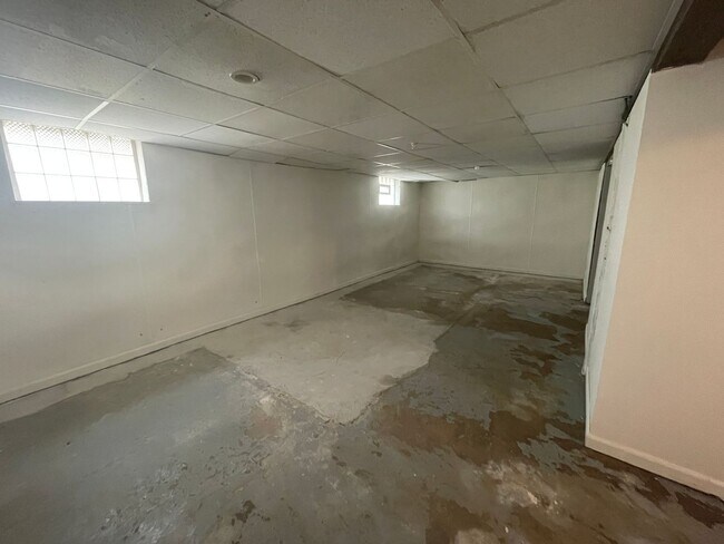 Building Photo - 982 Collinwood Ave
