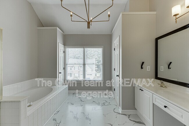 Building Photo - 1795 Lake Heights Cir