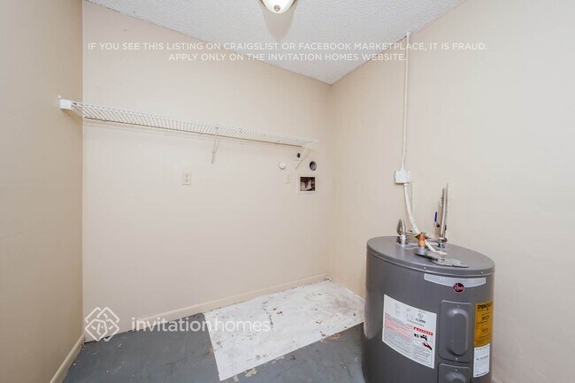 Building Photo - 2703 SW 5th St