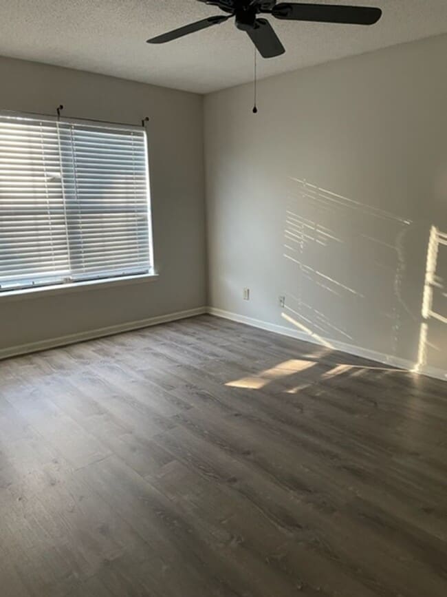 Building Photo - Cute 2 bedroom, 2 bath