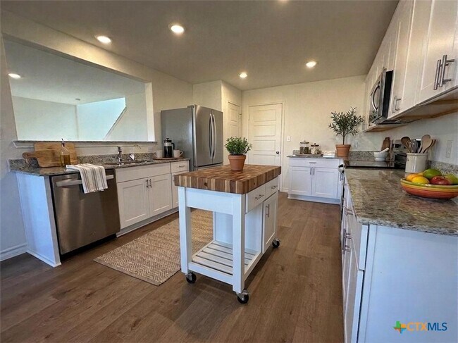 Building Photo - 945 Heartseed Ave