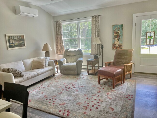 Building Photo - New 3 bed, 3 bath house with in law apt on...