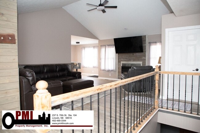 Building Photo - 4 Bedroom and 3 bathroom Fully Furnished
