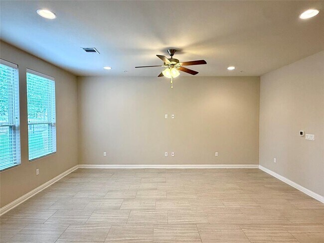 Building Photo - 6814 E Riverside Dr