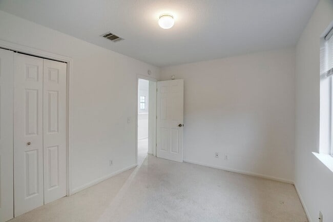 Building Photo - 10905 Sherry Lee Cove