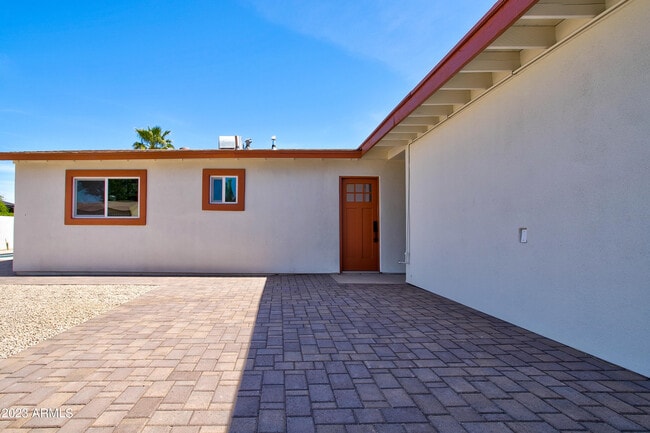 Building Photo - 4806 S La Rosa Dr