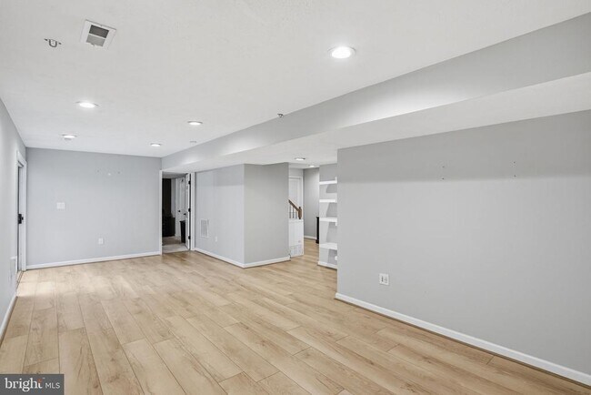 Building Photo - 5710 Ridgedale Dr