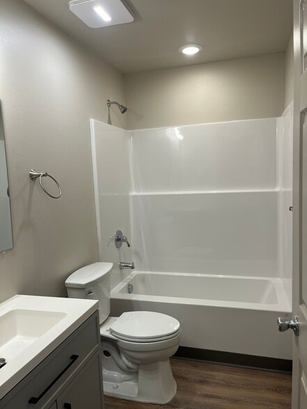 Building Photo - 608 S Jackson St