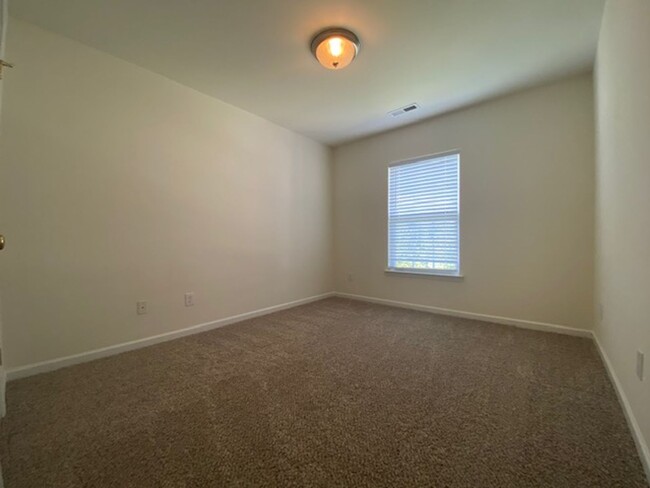 Building Photo - Highland Creek- 3000+ SF 2 sty, 4 bedroom,...