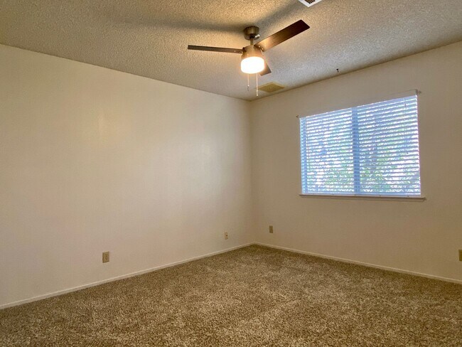 Building Photo - 736NO