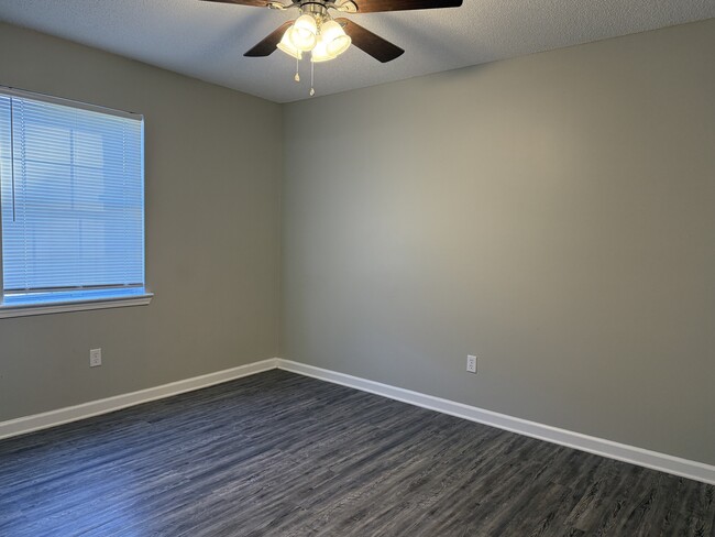 Building Photo - 862 Lyndsi Ln