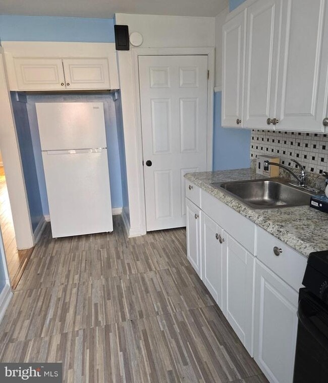 Building Photo - 7801 Hillsway Ave