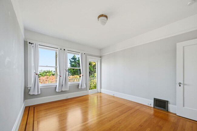 Building Photo - Light Filled Condo in Noe Valley+ Parking Included+ Laundry In unit - Please Contact for Showing ...