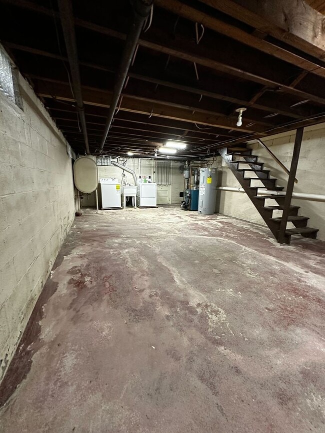 Building Photo - Spacious 2 Bedroom Home with Sunroom and Plenty of Storage!