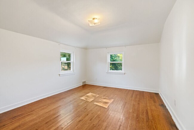 Building Photo - Newly Renovated 3Bd/1.5 Bath Home -- Avail...
