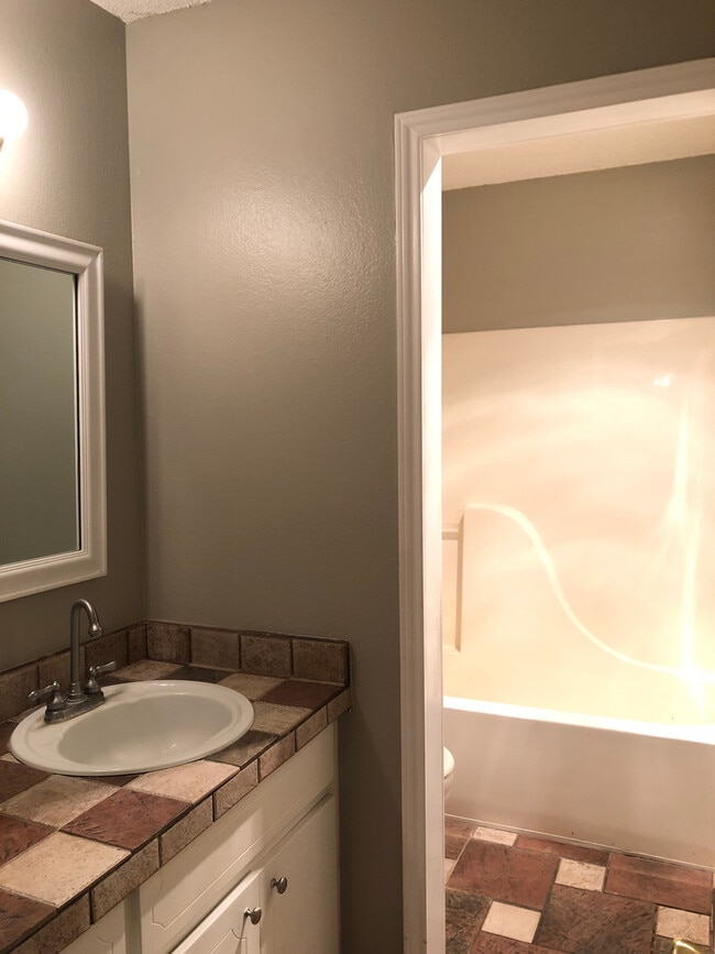 Building Photo - Pre-Leasing Self Showing - 4 bed 2 bath Mo...
