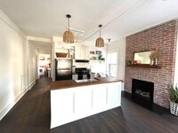 Building Photo - Renovated Historic One Bedroom Apartment D...