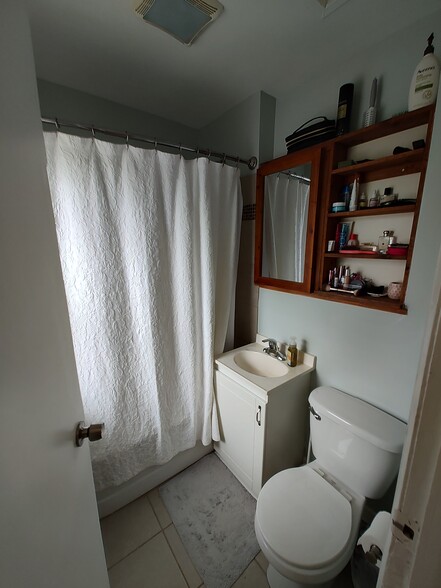 Full bathrooom - 617 Delles Rd