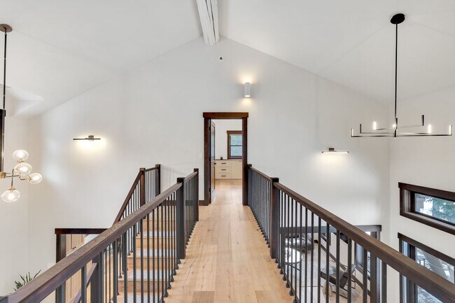 Building Photo - Luxury 3 bedoom/2.5 bathroom Home w/ Hot Tub