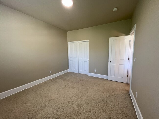 Building Photo - Bright & Airy Home with Granite Kitchen, V...