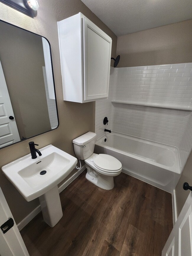 Building Photo - 3 bed 2 bath home, 1 car garage