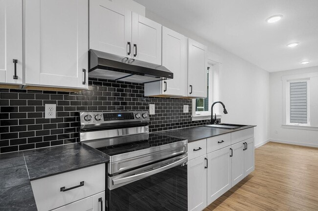 Building Photo - Stylish Portsmouth apartment by dining, pa...