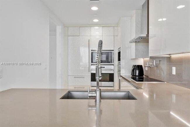 Building Photo - 17475 Collins Ave