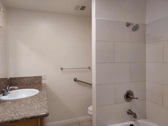 Building Photo - 3bd/2 bath washer/dryer hook ups/Large  pr...
