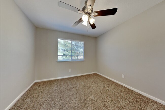 Building Photo - 727 Pateway Ct