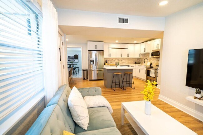 Building Photo - Chic & Stylish  Central location