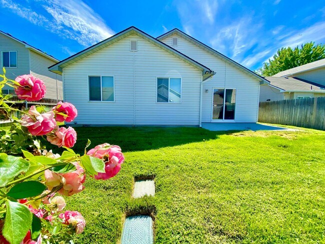 Building Photo - 3 bedroom 2 bath Walking Distance to Sage Valley Middle School