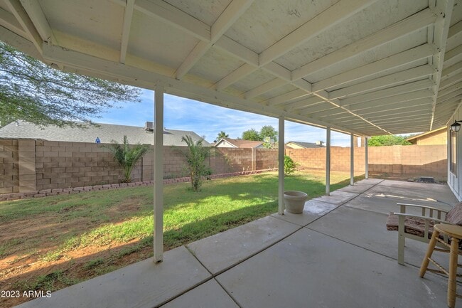Building Photo - 7113 W Sunnyside Dr