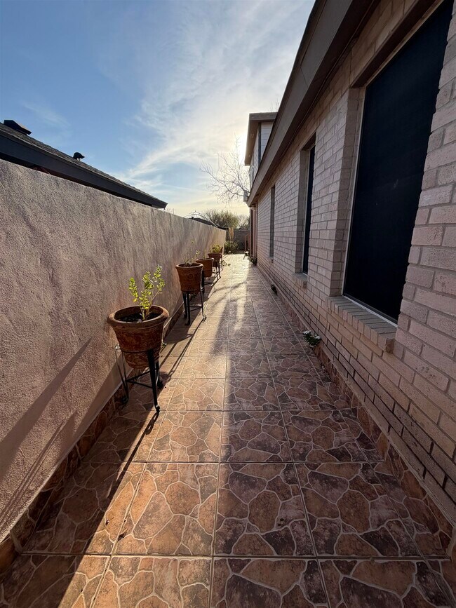 Building Photo - 10214 Blitzen Dr