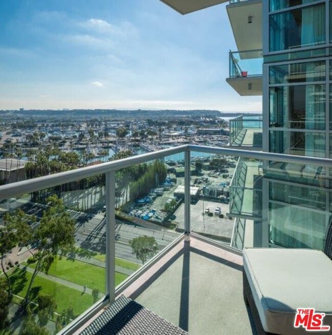 Building Photo - 13700 Marina Pointe Dr