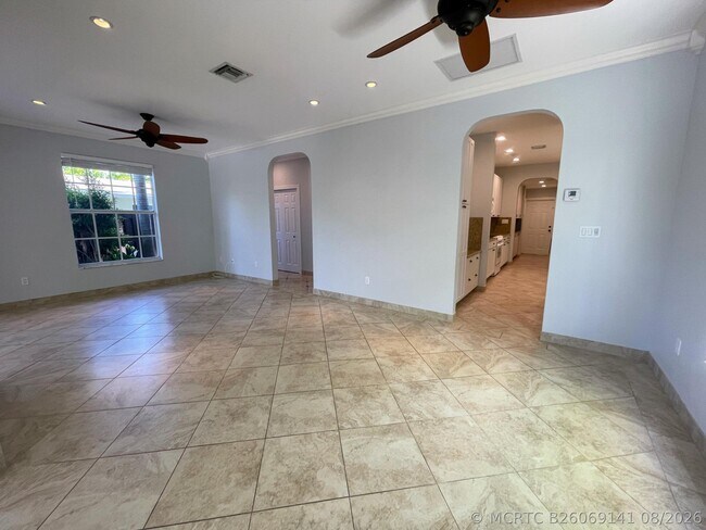 Building Photo - 929 NE 18th Ct
