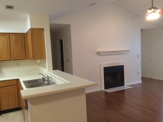 Building Photo - 125 Parkwood Dr