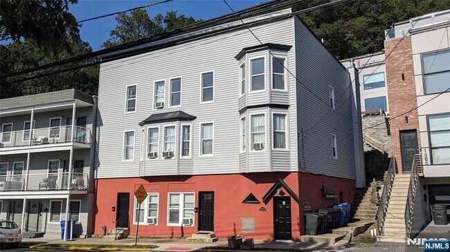 Building Photo - 154 Undercliff Ave