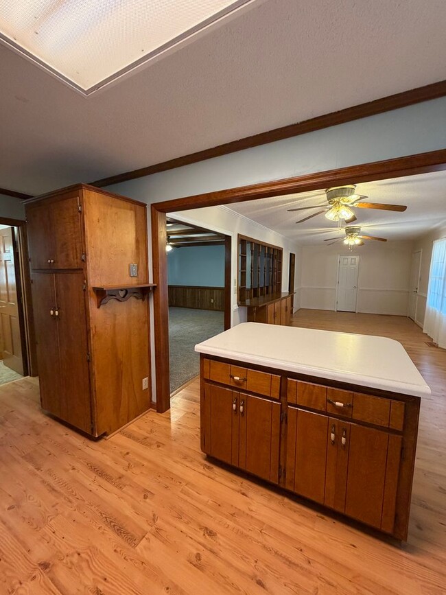 Building Photo - Spacious 3 Bedroom, 2 Bath Home on Over an Acre – Lawn Care Included!