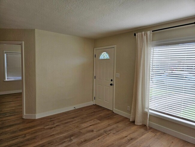 Building Photo - 3Bd/1Ba Single Story Home - For viewing!