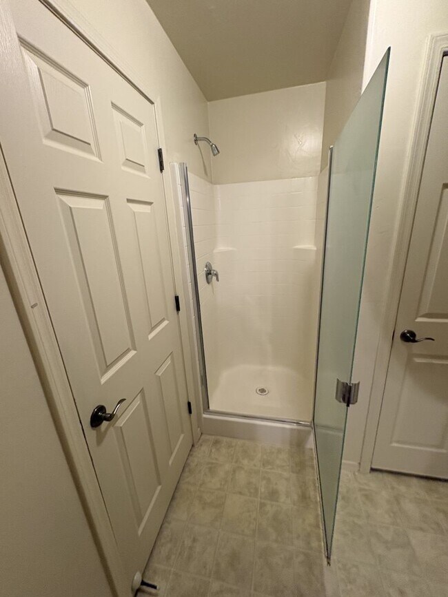 Building Photo - East side beauty 4 bedrooms